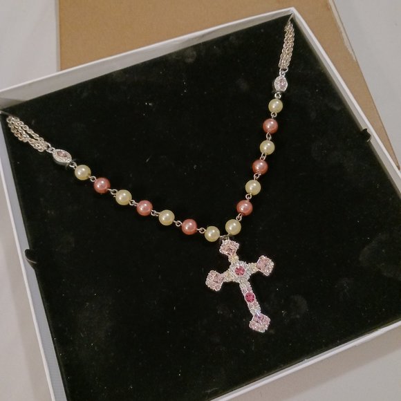 NWT! GORGEOUS CROSS NECKLACE - Picture 2 of 10